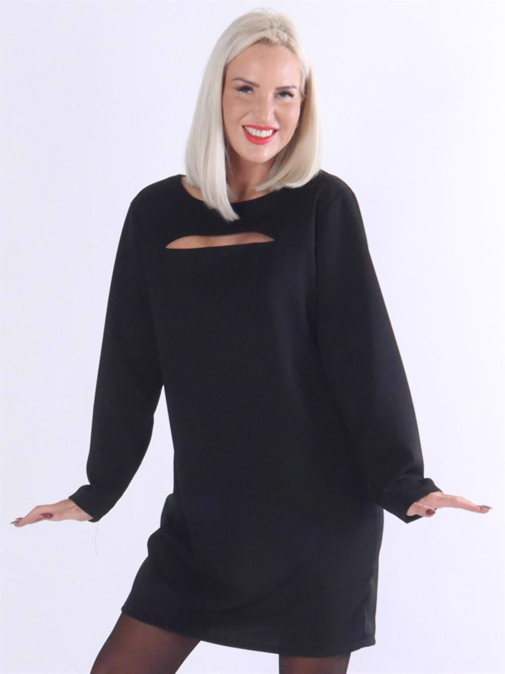 Enrica - Sort simpel kjole detaljeret med hul foran